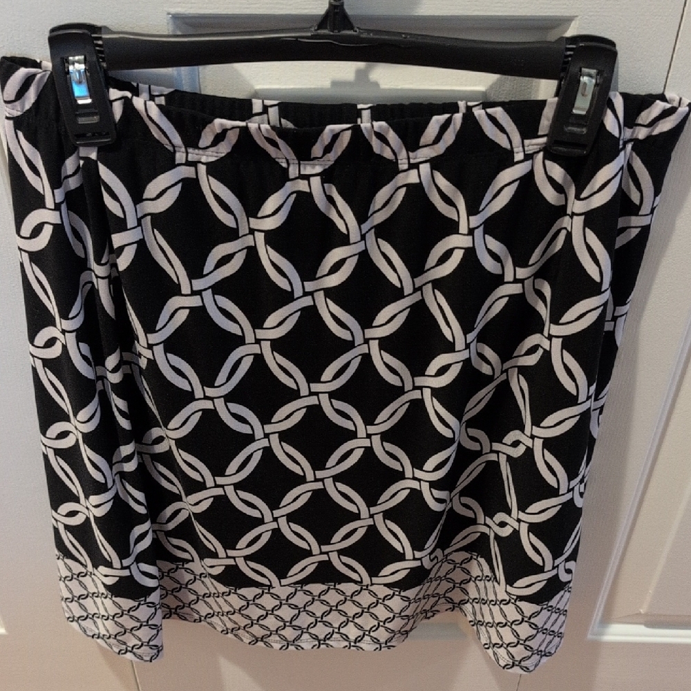 Susan Graver- Like New! Chic Black and White Patterned Women's Skort skirt.